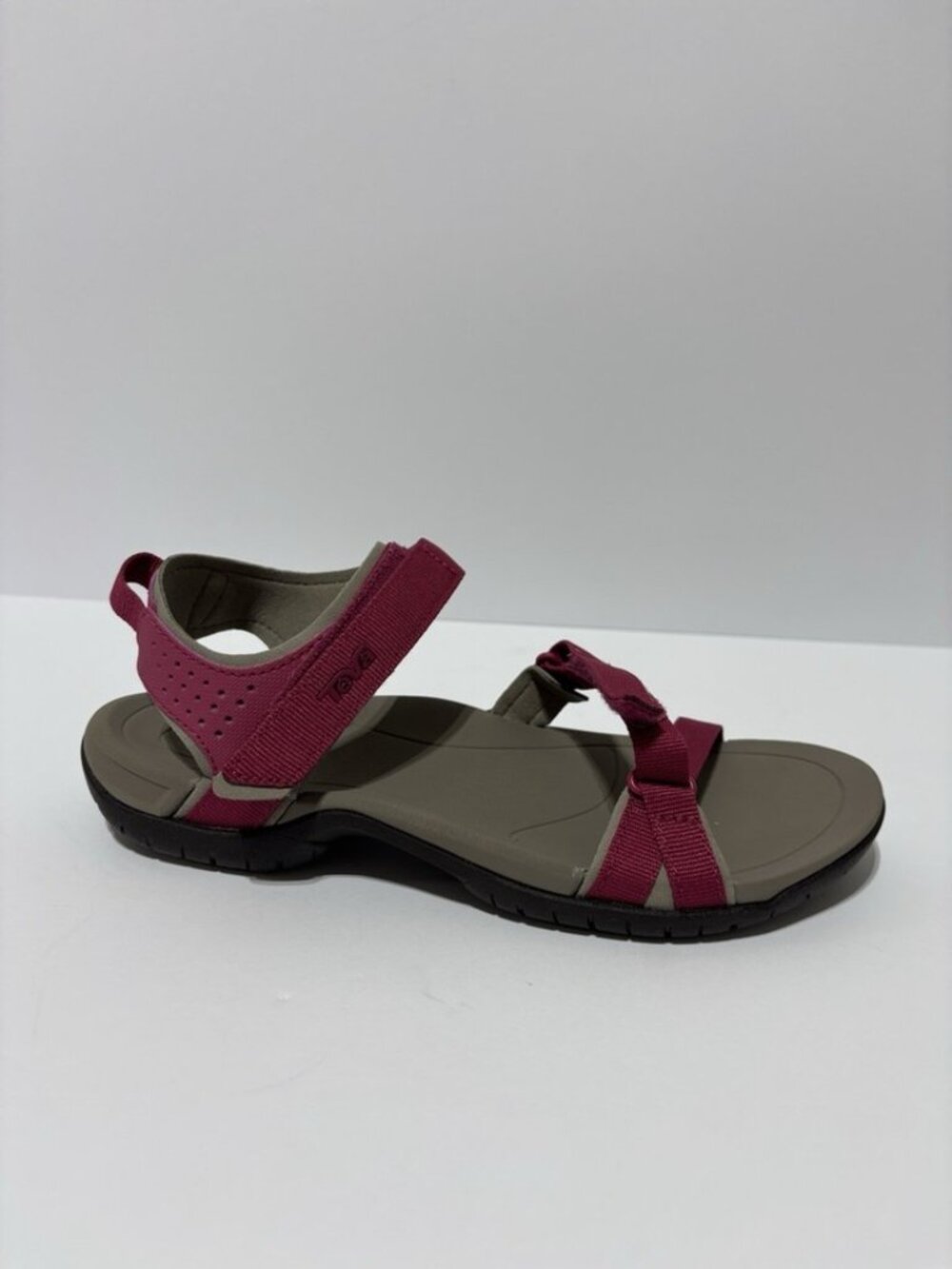 Teva Womenโs Verra Strappy Hiking Sandals Cherry, Size 6.5 M
